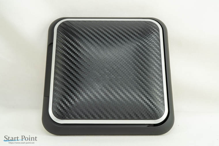 高級感を感じさせるテクスチャ 車用スマホスタンド