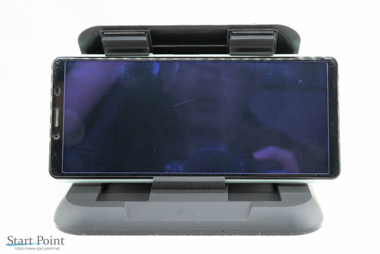 スマホはしっかり固定されます 車用スマホスタンド