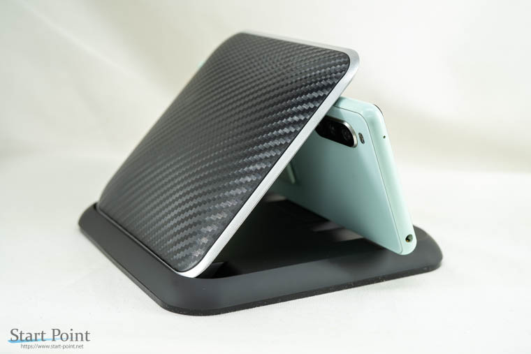 遠目で見るとそんなに悪くないデザイン 車用スマホスタンド