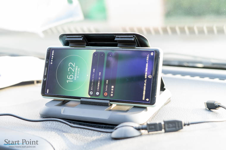 ダッシュボードに設置しても悪くないです 車用スマホスタンド
