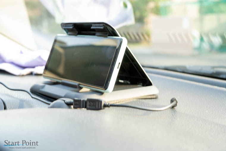 ダッシュボードに設置 斜め前から 車用スマホスタンド