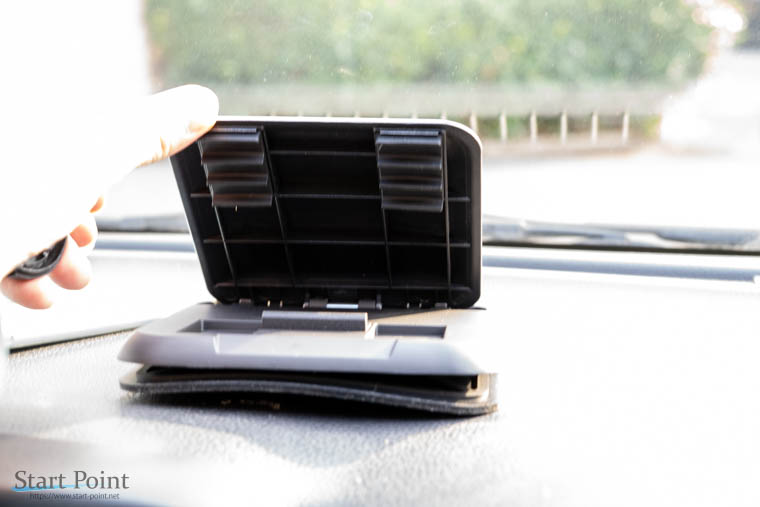 開いてもズレず開ける力も問題なし 車用スマホスタンド