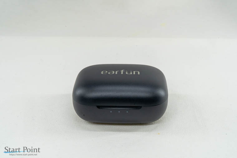 EarFun Air Pro4 充電残量は中央のLEDで表示されます