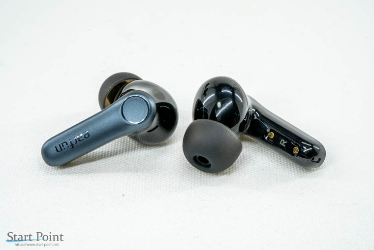 EarFun Air Pro4 本体は中面はツヤツヤな仕上がり