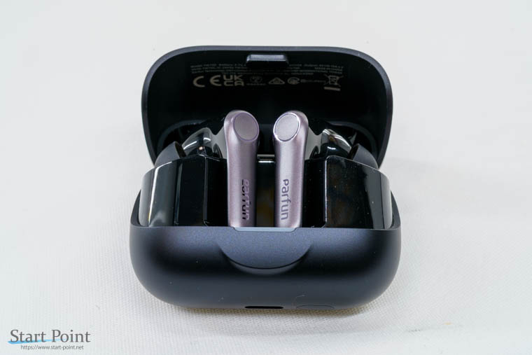 EarFun Air Pro 4 Plus スペック上はブラックだけど少し紫っぽい色合い