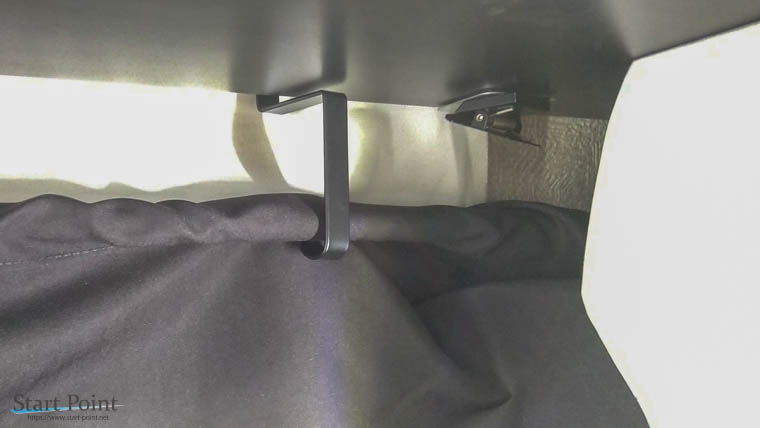 暗幕を設置する金具