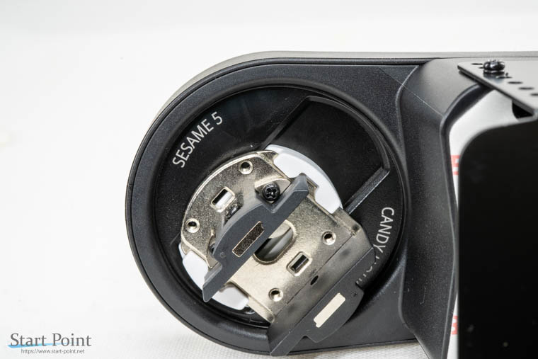 SESAMI5 鍵を掴むところ ネジ止めをずらして調整します