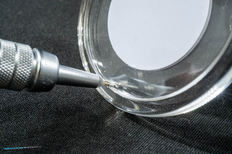 アクリルキーホルダーのフタの開け方 テコる